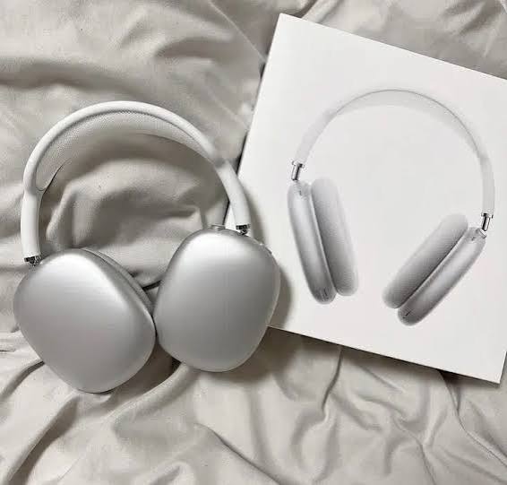 Premium Over-Ear Wireless Headphones with Magnetic Cushions, Box & Case